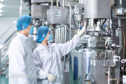 化工廠技術(shù)工人介紹機器設備