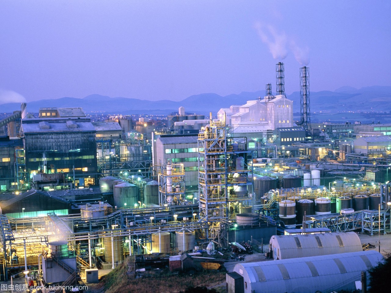 化學(xué)工業(yè)。夜間的石階上化工廠在坎布里亞郡Whitehaven英國。這個(gè)工廠生產(chǎn)原材料和中間體的洗滌劑和toileteries產(chǎn)業(yè)。它生產(chǎn)表面活性劑表面清潔劑和發(fā)泡產(chǎn)品然后國內(nèi)清潔材料用于制造肥皂,牙膏,和工業(yè)材料如水泥,泡沫地毯襯底。工廠也生產(chǎn)硫酸因此有一些二氧化硫的排放。