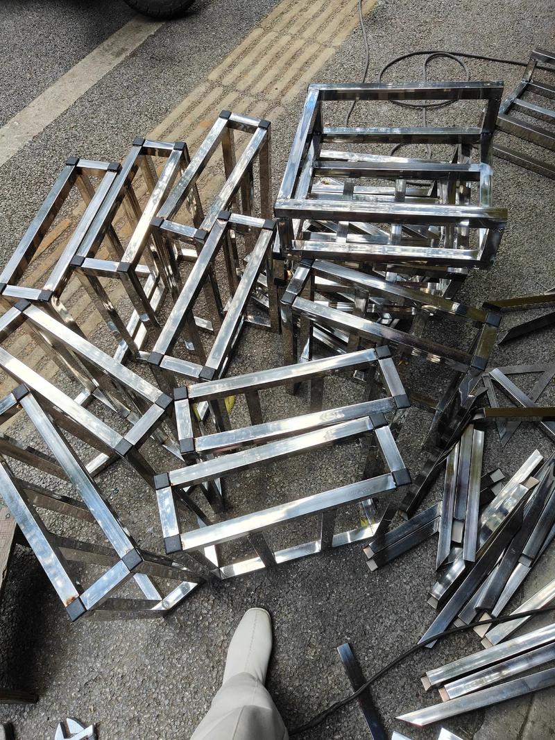 不銹鋼制品在食堂送餐小推車與建筑材料領(lǐng)域的創(chuàng)新應(yīng)用與價(jià)值